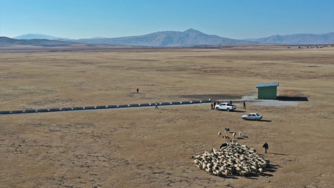 Van Büyükşehir Belediyesi hayvanların su ihtiyacını terfi merkeziyle çözdü