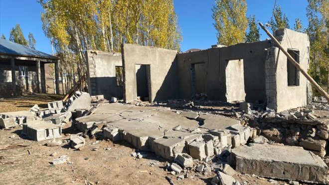 Van'da kullanılmayan evini yıkan kişi duvarın altında kalarak öldü