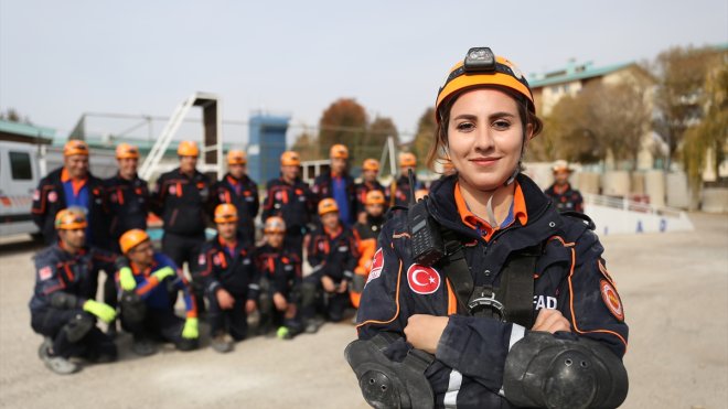 Van depremini yaşayan Büşra, arama kurtarma teknisyeni oldu