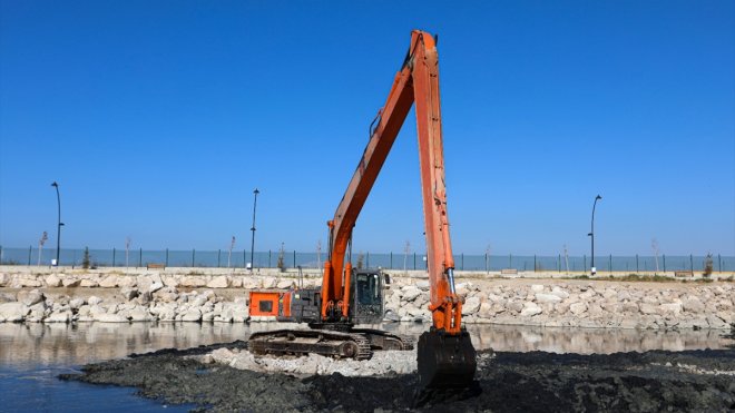 Van Gölü'nün zemininden 615 bin metreküp dip çamuru ve balçık çıkarıldı
