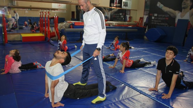 VAN - Kas hastası genç cimnastik sayesinde hayata tutundu1