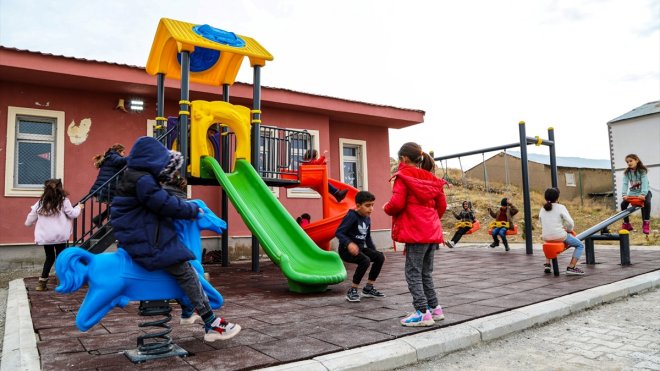 Van'da kırsal mahallelerdeki okullara oyun parkları kuruluyor