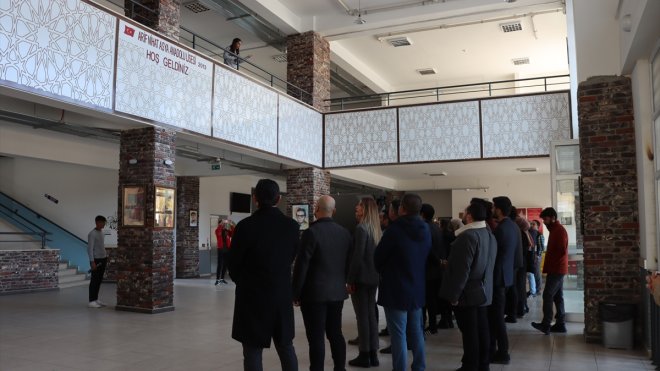 Van'da öğrenciler öğretmenlerini şiir ve konfetilerle karşıladı