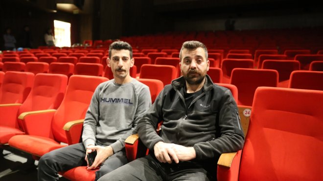 Sahneledikleri tiyatro oyununu trafik kazasında kaybettikleri meslektaşlarına ithaf ettiler