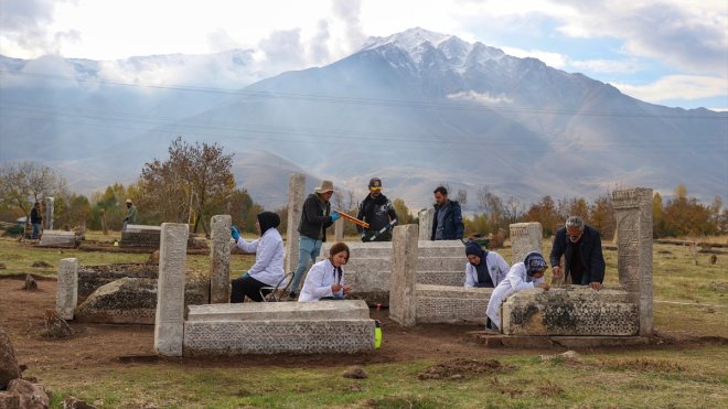 Van'da Selçuklu Mezarlığı'ndaki tarihi taşlar restore ediliyor