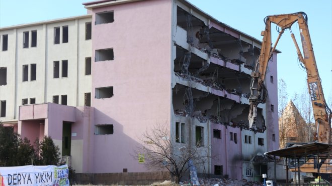 VAN - Tarihi kümbetin silüetini bozan ağır hasarlı yurt binasının yıkımına başlandı1