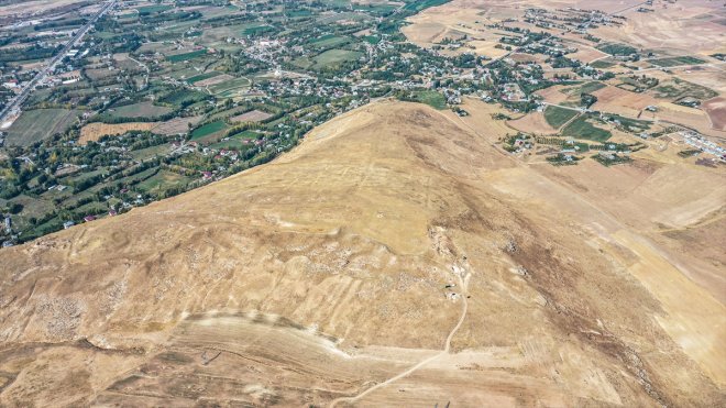 Van'da Zernaki Tepe'de burç temeli gün yüzüne çıkarıldı