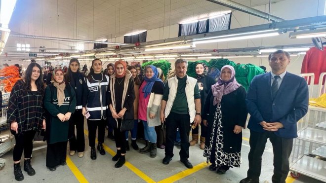 Adilcevaz'da tekstil fabrikasındaki kadınlara KADES uygulaması tanıtıldı