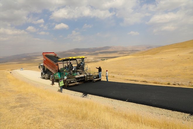 Ağrı'da asfalt çalışmalarıyla köy yolları konforlu hale getiriliyor