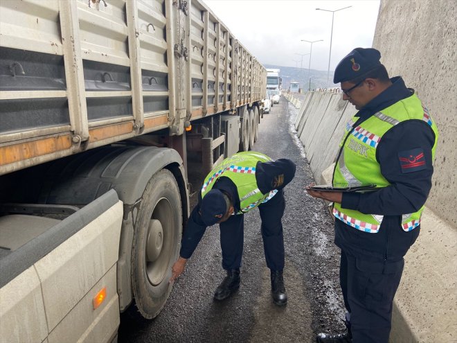 Ağrı'da jandarma ekipleri kara yollarında zorunlu kış lastiği denetimi  yapıyor | Ağrı Haber Haberleri - Diyadinnet