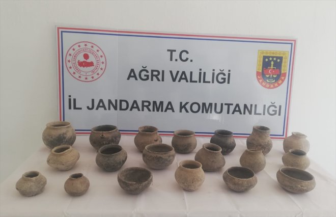 Ağrı'da tarihi eser niteliğinde 19 toprak çömlek ele geçirildi