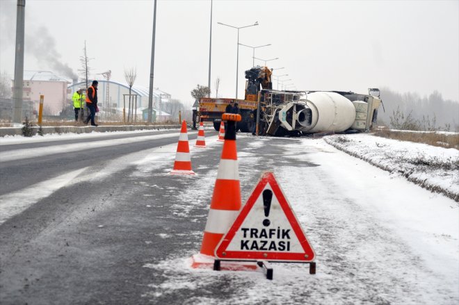 Ağrı'da devrilen beton mikserinin sürücüsü yaralandı