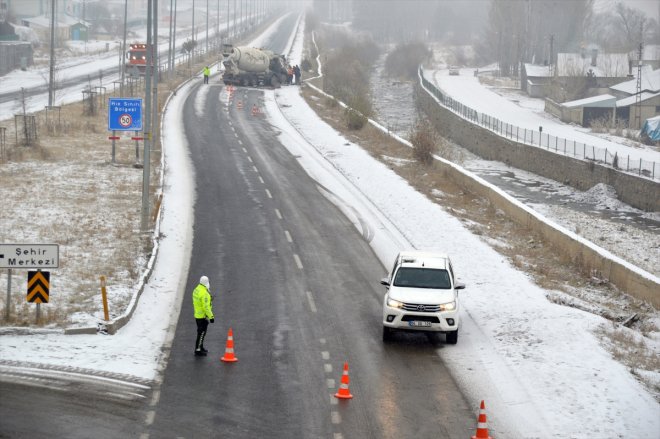 sürücüsü yaralandı mikserinin AĞRI - beton Devrilen 4