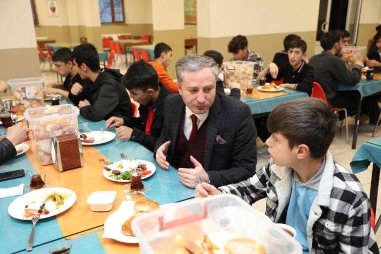 Ağrı Milli Eğitim Müdürü Kökrek, öğrencilerle kahvaltıda buluştu1