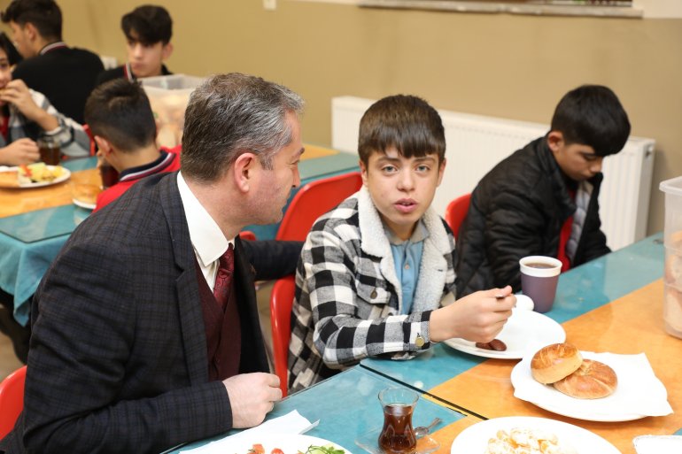 Ağrı Milli Eğitim Müdürü Kökrek, öğrencilerle kahvaltıda buluştu3