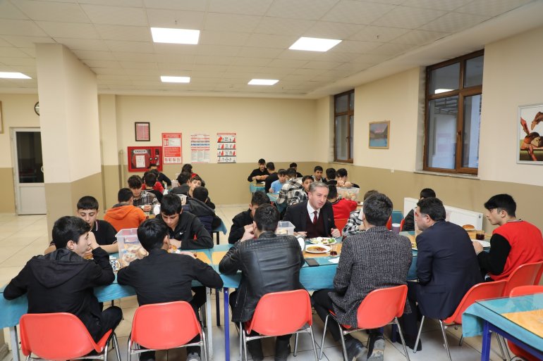 Ağrı Milli Eğitim Müdürü Kökrek, öğrencilerle kahvaltıda buluştu4