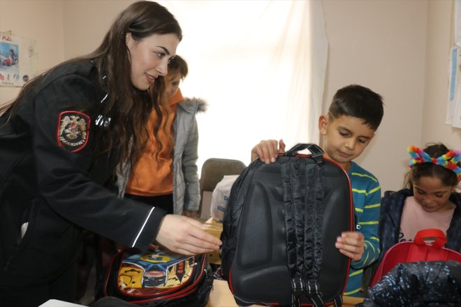 kırtasiye malzemeleri köy kuvvet çocuklarının Ağrılı çevik polisinden 2
