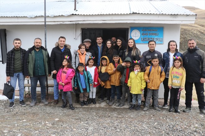 kuvvet kırtasiye Ağrılı köy çocuklarının çevik malzemeleri polisinden 13