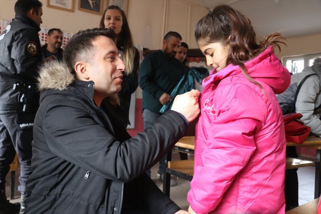 köy çocuklarının kuvvet Ağrılı kırtasiye malzemeleri çevik polisinden 15