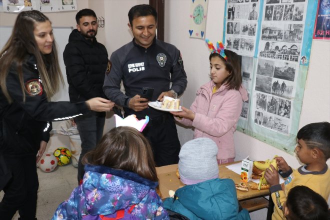 çevik köy kırtasiye kuvvet polisinden çocuklarının malzemeleri Ağrılı 5