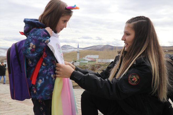 çevik çocuklarının kırtasiye kuvvet Ağrılı malzemeleri polisinden köy 7