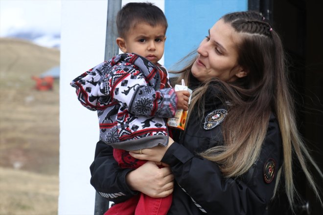 kuvvet polisinden kırtasiye çocuklarının çevik köy malzemeleri Ağrılı 8