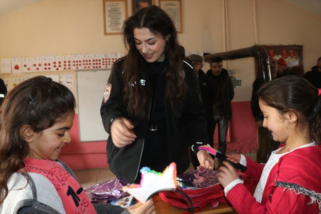 köy kuvvet polisinden Ağrılı malzemeleri kırtasiye çocuklarının çevik 9