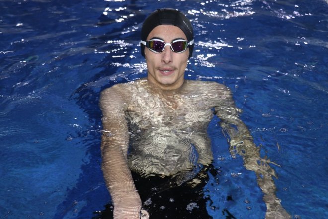 hayaliyle milli Furkan, sporcu forma Ağrılı özel kulaç atıyor 2