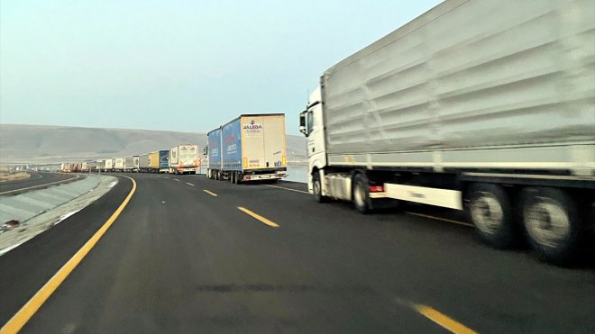 ARDAHAN - Çıldır-Aktaş Gümrük Kapısında trafik kazası sonrası tır kuyruğu oluştu1