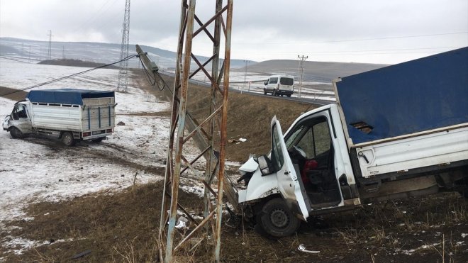 Ardahan'da iki kamyonetin çarpıştığı kazada 4 kişi yaralandı