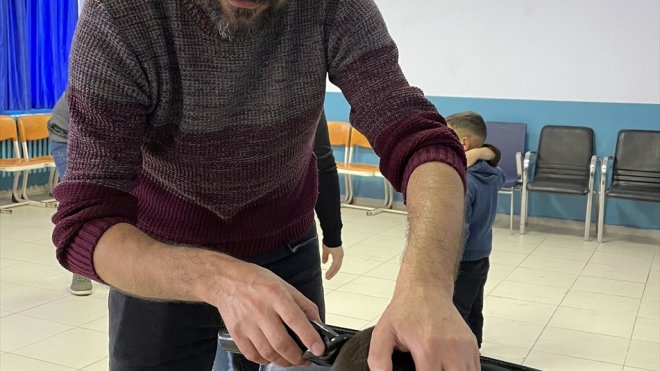 Ardahan'da gönüllüler bu yıl 700 köy çocuğunu canlı müzik eşliğinde tıraş etti