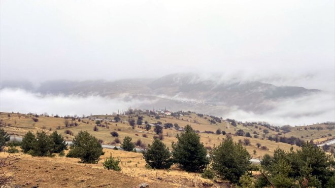 Ardahan'ın yüksek kesimlerinde sis etkili oldu