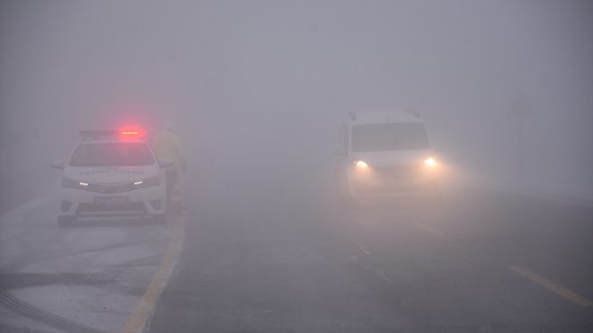 ARDAHAN - Yoğun kar ve sis ulaşımı aksatıyor1
