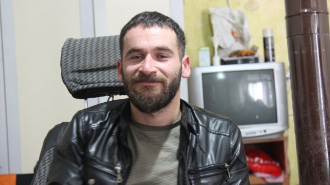 Bedensel engelli genç, tekerlekli sandalyeleri onararak ailesine katkı sunuyor