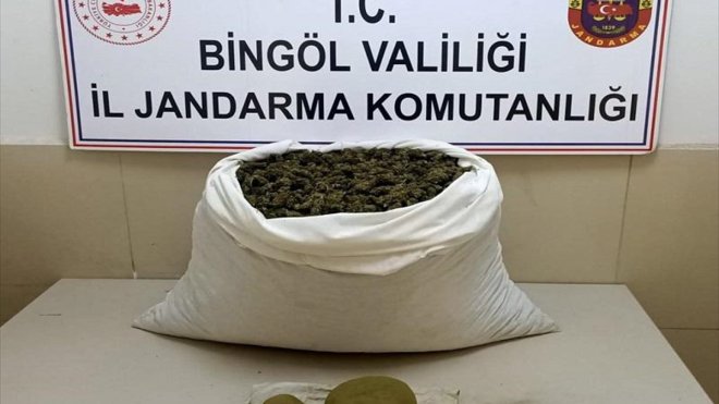 Bingöl'de sürücünün terk ettiği araçta 13 kilogram esrar bulundu