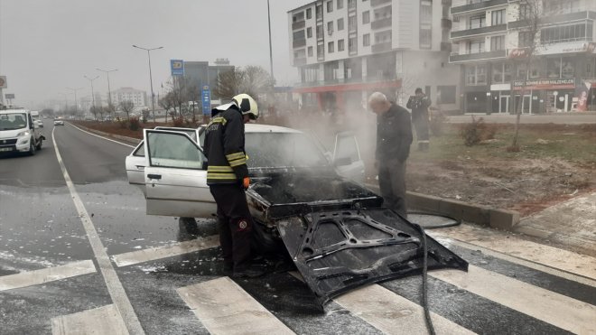Bingöl'de trafik ışıklarında bekleyen otomobil yandı