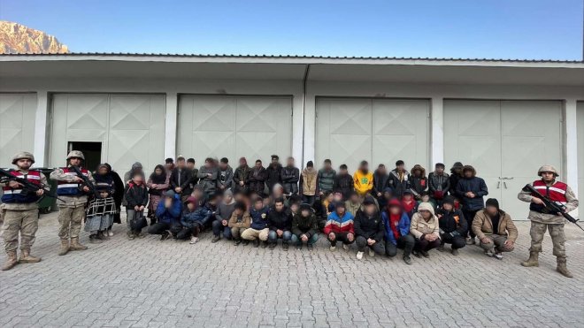Bitlis'te bir minibüste 60 düzensiz göçmen yakalandı