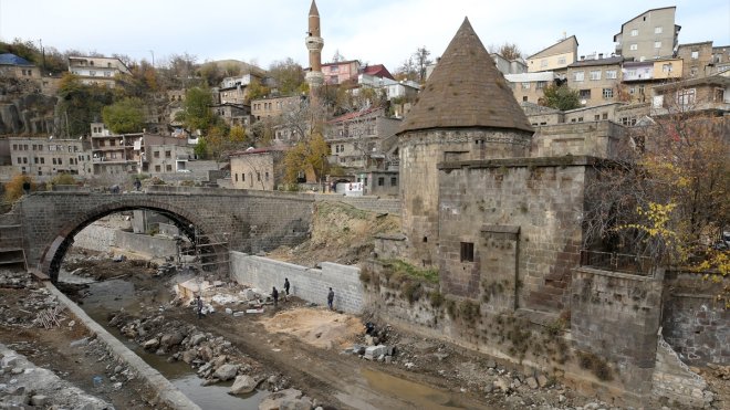 Bitlis'te tarihi köprülerin restorasyonu sürüyor