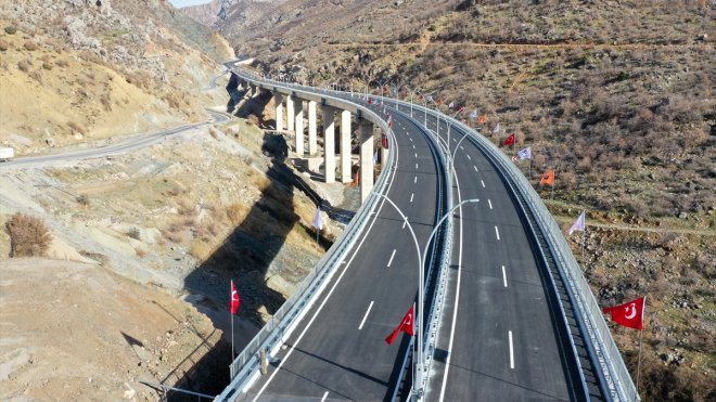 Bitlis'te ulaşımı güvenli hale getirecek viyadük yarın açılacak