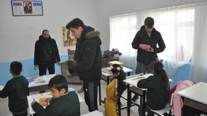 Bulanık'ta öğrencilere giyim ve kırtasiye yardımı