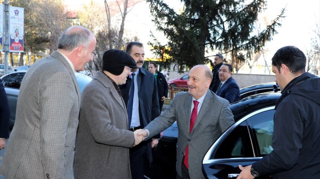 Çalışma ve Sosyal Güvenlik Bakanı Bilgin, Erzurum'da iş insanlarıyla buluştu: