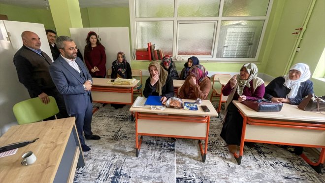 Edremit Belediye Başkanı İsmail Say, Köprüler Mahallesi'ndeki ADEM'i ziyaret etti