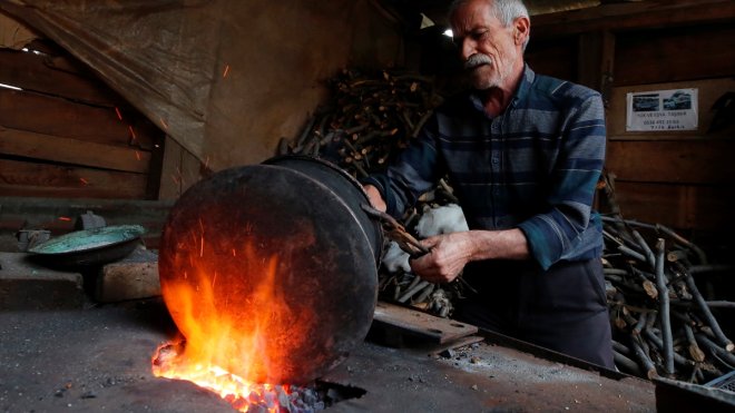 Battal usta, baba yadigarı kalaycılığı 52 yıldır sürdürüyor