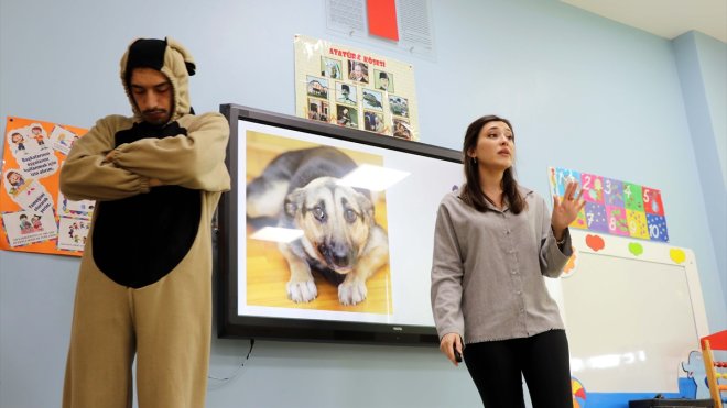 Öğrenciler sahipsiz köpek saldırılarına karşı tiyatro oyunuyla eğitiliyor