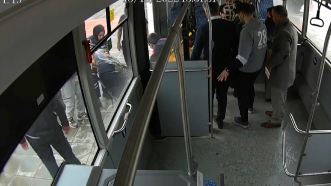 Elazığ'da otobüs şoförü, baygınlık geçiren yaşlı kadını hastaneye götürdü