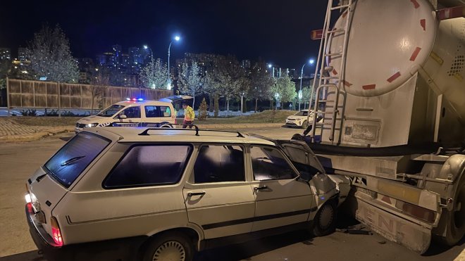 ELAZIĞ - Park halindeki silobasa çarpan otomobilin sürücüsü yaralandı1
