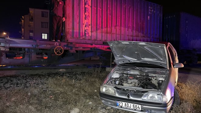 Elazığ'da yük treni otomobile çarptı