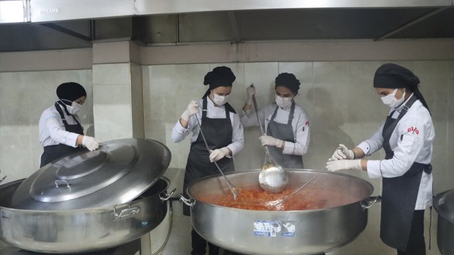 Erciş'te öğrencilerin yemeklerinin hazırlanmasına meslek lisesi aşçı adayları da katkı sunuyor