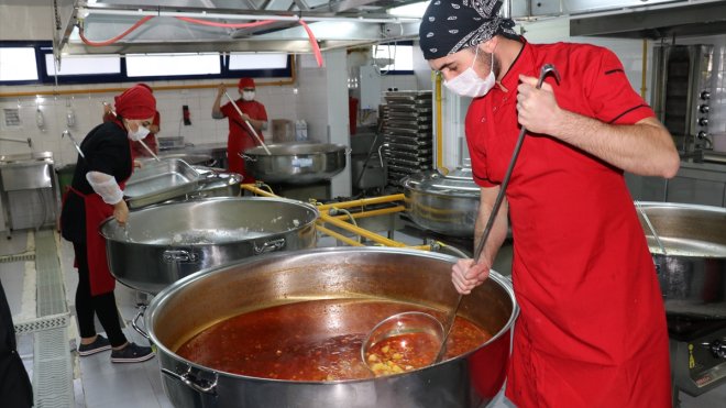 Erzincan'da 2 bin 181 öğrencinin yemeklerini liseli ağabeyleri hazırlıyor