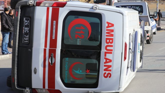 Erzincan'da ambulansla sağlık hizmetleri aracı çarpıştı, 9 kişi yaralandı